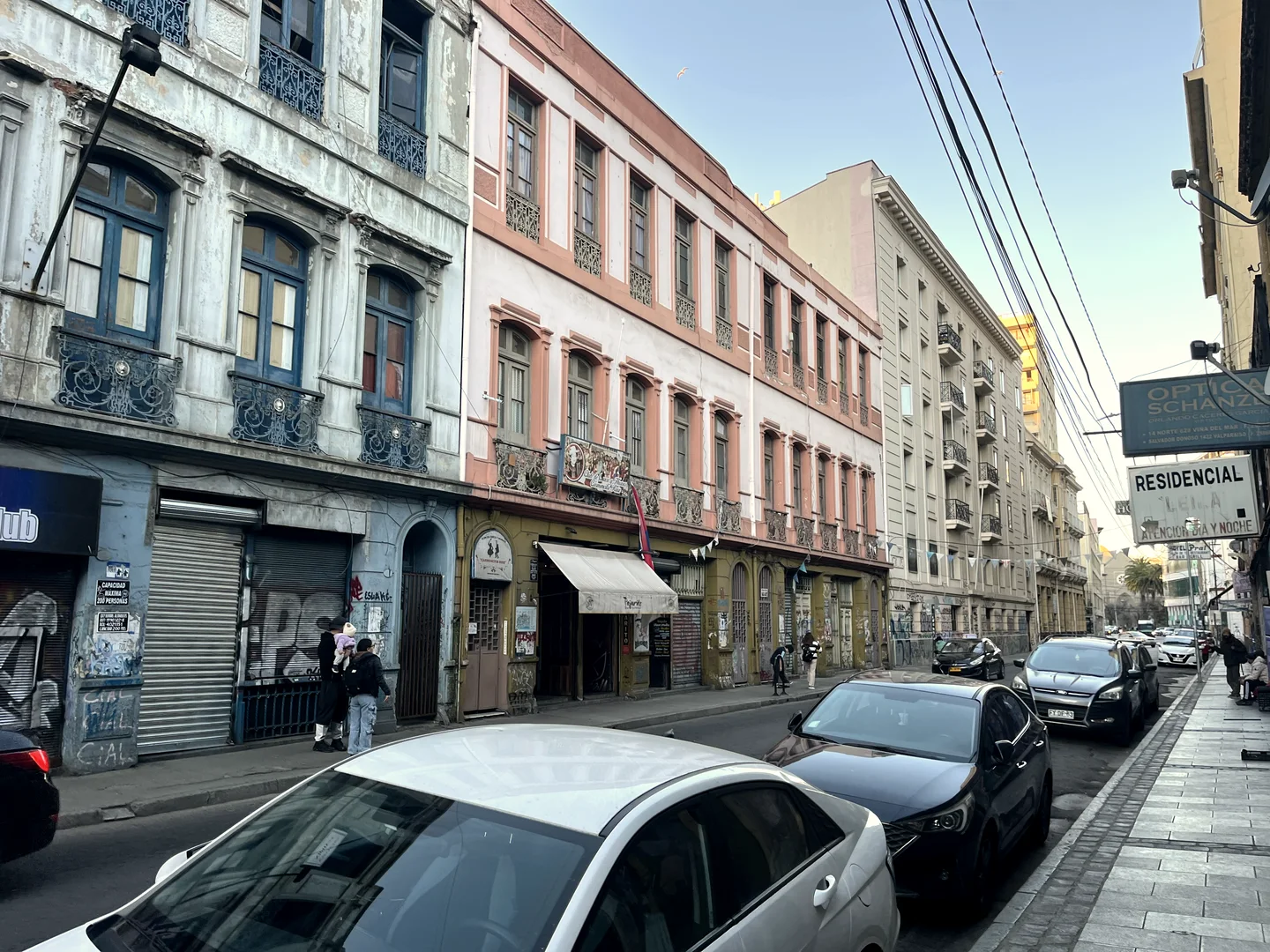 Calle patrimonial de Valparaíso — perspectiva y vida cotidiana