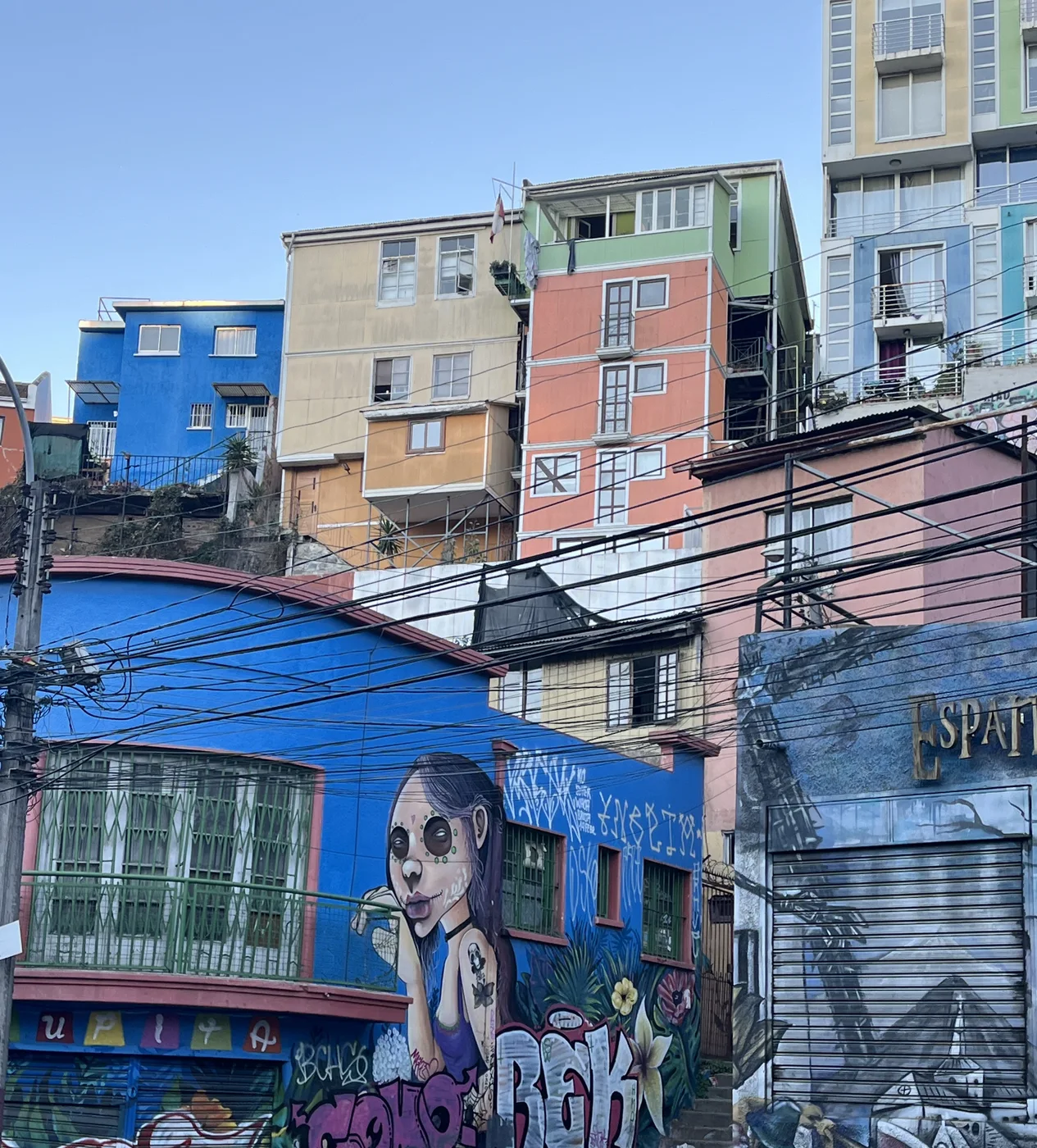 Valparaíso — mural, cables y capas urbanas de los cerros